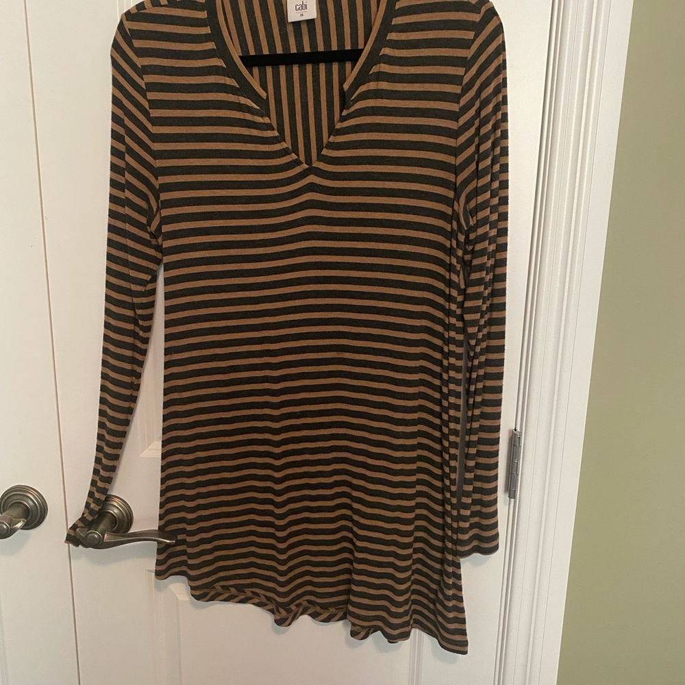 Cabi Slant Tee. Medium.